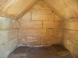 [Bild:Populonia: Totentempel]