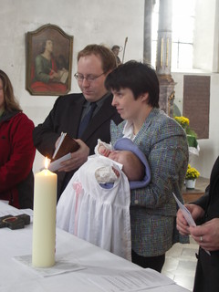 [Bild:Taufzeremonie 3: Familienstammbuch]
