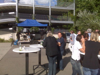 [Bild:Party auf dem Firmenparkplatz …]