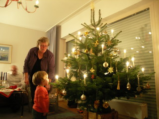 [Bild:Guck mal Simone, der Baum!]