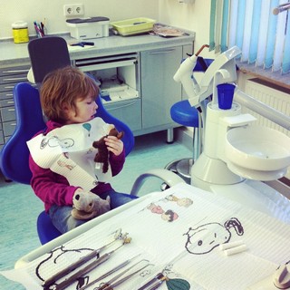 [Bild:Kind.eins beim Zahnarzt http:/…]