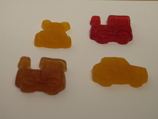 [Bild:Vier Gummi … ääh … tiere]